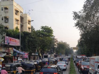 closure of the gokhale bridge in mumbai has left the traffic management | गोखले ब्रिज बंद केल्याने वाहतूक व्यवस्थापनाचे वाजले तीन तेरा