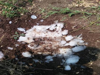 Collect 20 kg of ice from the sky | आकाशातून पडला २० किलो बर्फाचा गोळा