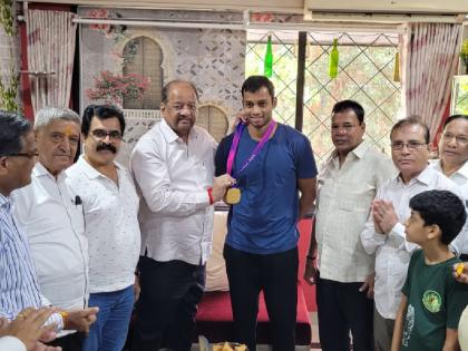 Asian Games gold medalist Mahesh Mandgaonkar honored | आशियाई क्रीडा स्पर्धेतील सुवर्णपदक विजेता महेश मांडगावकरचा केला सन्मान