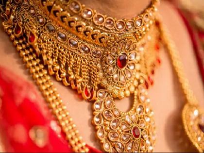 Exciting! 10 tole weights of gold of a relative's women theft who came to the wedding; The thief went 'this' person | खळबळजनक! लग्नाला आलेल्या महिलेच्या १० तोळे सोन्यावर डल्ला; चोर निघाली 'ही' व्यक्ती   