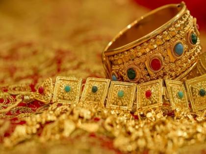 Treachery of the villagers; jewelers absconding with customer's mortgage jewelery worth 50 lakhs | गावकऱ्यांचा विश्वासघात; ग्राहकांचे ५० लाखांचे गहाण दागिने घेऊन व्यापारी फरार