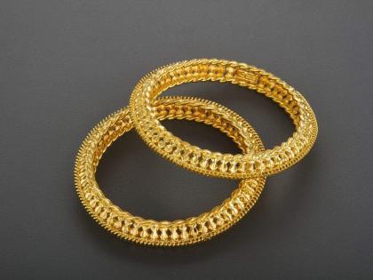 Be careful while boarding the bus; A two and a half tola gold bangle is missing in rush | बसमध्ये चढताना सावधान; ढकलाढकलीत अडीच तोळे सोन्याची बांगडी गायब