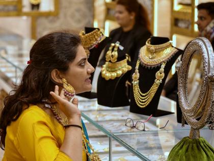 अक्षय तृतीया से पहले सोना सस्ता, खरीदारों को राहत। - Hindi News | Gold prices fall before Akshaya Tritiya, providing relief to buyers. | Latest News at Lokmatnews.in