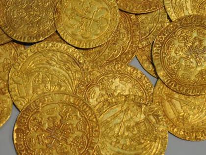 uk treasure was hidden under the house for 10 years gold coins worth 23 million were found in one stroke | 10 वर्षांपासून घराखाली होता खजिना; एका झटक्यात दाम्पत्य झाले करोडपती!