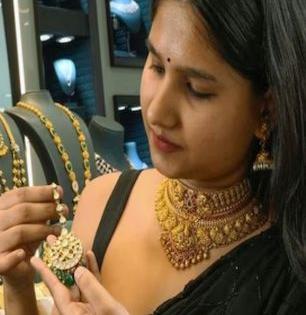 सोन्या-चांदीच्या दरात मोठा बदल, सोनं 1.34 लाख पार तर चांदी 2 लाखांच्या उंबरठ्यावर; पटापट चेक करा लेटेस्ट रेट