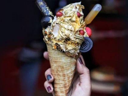24 carat gold ice cream video goes viral | २४ कॅरेट गोल्ड आईसक्रीम कधी खाल्लंय का? किंमत पाहुन म्हणाल व्हिडिओ बघुनच समाधान मानतो