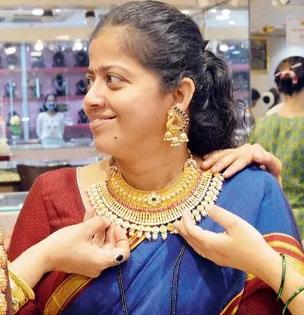 सोन्याच्या किमतीत मोठी घसरण, खरेदी करण्याची सुवर्णसंधी! २४ कॅरेट सोन्याच्या १० ग्रॅमचा नवीन दर काय?