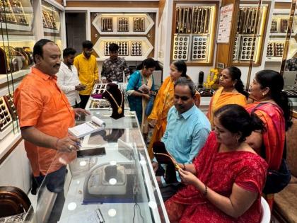 Latur: The 'gold' of shopping..! Rush to buy army-silver, turnover of lakhs | Latur: खरेदीचा ‘सुवर्ण’याेग..! साेन्या-चांदीच्या खरेदीसाठी गर्दी, काेट्यवधींची उलाढाल