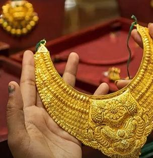 सोन्याचे दर घसरले, पण चांदीचा विक्रम; किंमत १ लाख १२ हजारांवर; खरेदीपूर्वी पाहा लेटेस्ट रेट