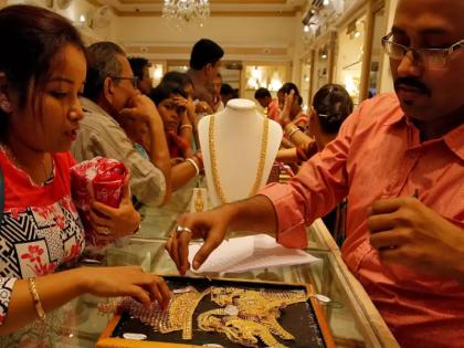 Even if the price crosses one lakh, it is still a genuine 'gold' loot!; Shopping excitement on the occasion of Vijayadashami | भाव लाख पार झाले तरी अस्सल ‘सोने’ लूट!; विजयादशमीच्या मुहूर्तावर  खरेदीचा उत्साह
