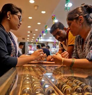 Gold Price Today 18-10-24 : धनत्रयोदशीपूर्वीच सोन्या-चांदीच्या दरात पुन्हा तेजी; पाहा काय आहेत नवे दर?