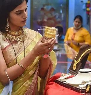 Gold Silver Price Today : सोन्या-चांदीच्या दरात मोठी घसरण, लग्नसराईच्या खरेदीपूर्वी पाहा काय आहेत लेटेस्ट रेट