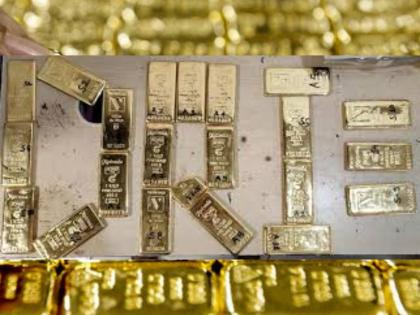 Gold worth nine crores seized in Mumbai, 7 people arrested for melting gold, what is the case? | मुंबईमध्ये नऊ कोटींचे सोने जप्त, सोने वितळवणाऱ्या ७ जणांना अटक, असे करायचे काम Gold worth nine crores seized in Mumbai, 7 people arrested for melting gold, what is the case? | मुंबईमध्ये नऊ कोटींचे सोने जप्त, सोने वितळवणाऱ्या ७ जणांना अटक, असे करायचे काम