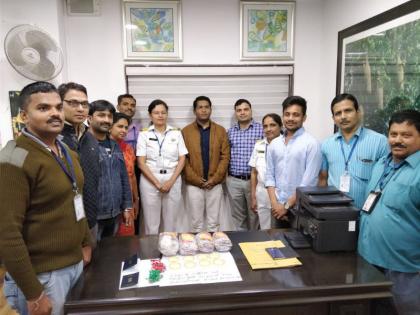 Gold smuggled by plastic jewelery bangles; seized at Lohagaon Airport | प्लॅस्टिकच्या जयपुरी बांगड्यांतून सोन्याची तस्करी; लोहगाव विमानतळावर मुद्देमाल जप्त