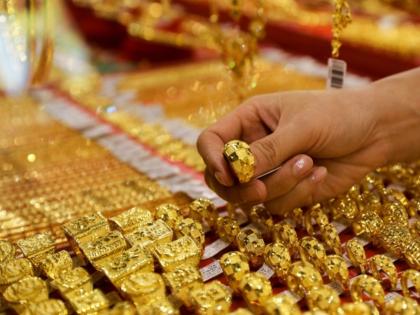 Crime News: Thief stole four kilos of gold, won 25 lakhs in gambling, but got caught in the ringing of a second-hand mobile phone | चार किलो सोनं चोरलं, जुगारात २५ लाख जिंकले, पण सेकंड हॅड मोबाईलच्या नादात अडकला चोर Crime News: Thief stole four kilos of gold, won 25 lakhs in gambling, but got caught in the ringing of a second-hand mobile phone | चार किलो सोनं चोरलं, जुगारात २५ लाख जिंकले, पण सेकंड हॅड मोबाईलच्या नादात अडकला चोर