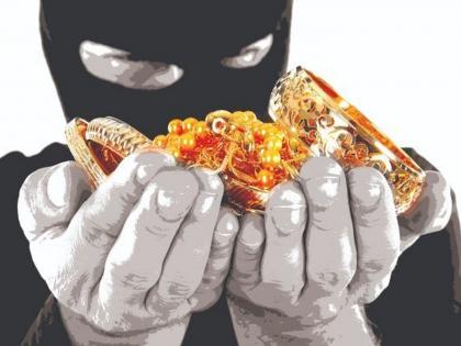 Mumbai Crime: शिवडीत सव्वादोन कोटींच्या दरोड्यात तक्रारदारच ‘लुटारू’; आरोपी डिलिव्हरी बॉय म्हणून कंपनीत कार्यरत - Marathi News | The complainant is the 'robber' in the Rs 2.5 crore robbery in Sewri; The accused works as a delivery boy in the company | Latest News at Lokmat.com Mumbai Crime: शिवडीत सव्वादोन कोटींच्या दरोड्यात तक्रारदारच ‘लुटारू’; आरोपी डिलिव्हरी बॉय म्हणून कंपनीत कार्यरत - Marathi News | The complainant is the 'robber' in the Rs 2.5 crore robbery in Sewri; The accused works as a delivery boy in the company | Latest News at Lokmat.com