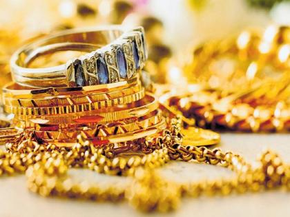 new delhi city ncr jewelery worth rs 2 crore robbed in delhis paharganj area | कुरिअर कंपनीच्या कर्मचाऱ्याच्या डोळ्यात मिरची टाकून लुटले 2 कोटींचे दागिने 