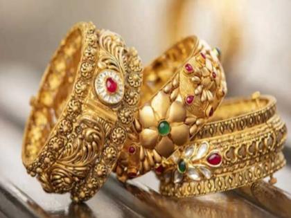 Devotees' gold ornaments worth 11 tolas were washed away on the Karha river in Jejuri | जेजुरीतील कऱ्हा नदीवर भाविकांचे सोन्याचे ११ तोळ्याचे दागिने लंपास Devotees' gold ornaments worth 11 tolas were washed away on the Karha river in Jejuri | जेजुरीतील कऱ्हा नदीवर भाविकांचे सोन्याचे ११ तोळ्याचे दागिने लंपास