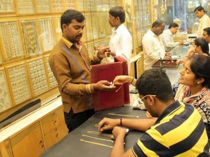 Gold jewelry of 5 lakh stolen women who have become customers | ग्राहक बनून आलेल्या महिलांनी चोरले ५ लाख ८९ हजारांचे सोन्याचे दागिने