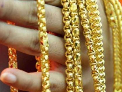 Jewels to be stolen by engaging in talk, rings stolen by giving false beads | बोलण्यात गुंतवून पळवायची दागिने, खोटे मणी देऊन रिंगा पळविल्या