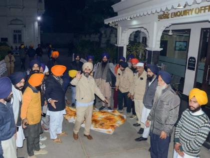 Man Beaten To Death After Alleged Sacrilege Attempt At Golden Temple | सुवर्ण मंदिरात ग्रंथाच्या विटंबनेचा प्रयत्न करणाऱ्या तरुणाला भाविकांकडून मारहाण; मृत्यू