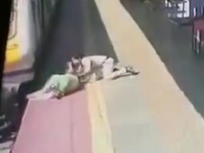 Video: A woman slipped while boarding on a running train, female constable saved her life | Video: धावत्या ट्रेनमध्ये चढताना महिलेचा पाय घसरला, तेवढ्यात महिला कॉन्स्टेबल आली अन्