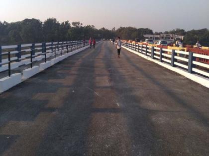 New bridge over Gomaii at Lonkheda Completed | लोणखेडा येथील गोमाईवरील नवीन पूल पूर्णत्वाकडे