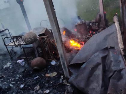 Carrom center fire, 10 carrom boards along with Rs 4 lakh compensation | कॅरम सेंटरला आग, १० कॅरम बोर्डांसह चार लाखांचा ऐवज स्वाहा