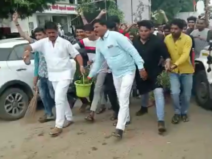 Video: A unique movement, when the Chief Minister Eknath Shinde left, the Shiv Sainiks cleaned the road by sprinkling gomutra | Video: अनोखे आंदोलन! मुख्यमंत्री जाताच शिवसैनिकांनी गोमूत्र शिंपडत रस्त्याचे केले शुद्धीकरण