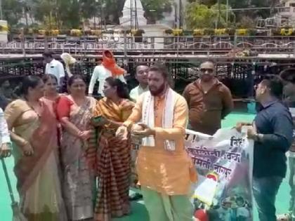 Purification by sprinkling cow's urine on the Darshan colony ground of nagpur by bjp after maha vikas aghadi 'Vajramuth' sabha | ‘वज्रमूठ’ तापलेलीच, 'मविआ'च्या सभेनंतर भाजपकडून मैदानावर गोमूत्र शिंपडत शुद्धीकरण