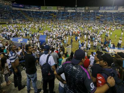 Stampede in Football Stadium: fans-storm-football-stadium-causing-horror-stampede-12-dead-and-500-injured | Stampede in Football Stadium: सामना सुरू होताच स्टेडियममध्ये गोंधळ; चेंगराचेंगरीत 12 जणांचा मृत्यू 500 जखमी...