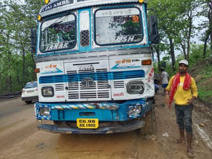 speeding truck collides with police vehicle one died | भरधाव ट्रकची पोलिसांच्या वाहनाला धडक; एक ठार