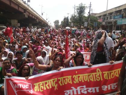 Anandvadi sevikas prevent Gondia for an hour; Hate against the government | गोंदियात अंगणवाडी सेविकांनी केला तासभर रास्ता रोको; सरकारच्या विरोधात घोषणाबाजी