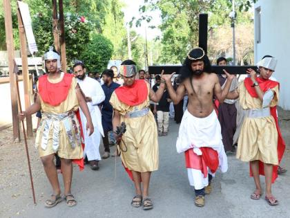 Good Friday in Jalgaon | जळगावात गुड फ्रायडेनिमित्त काढण्यात आलेल्या रॅलीतून प्रभू येशू यांच्या अंतिम प्रवासाचे दर्शन