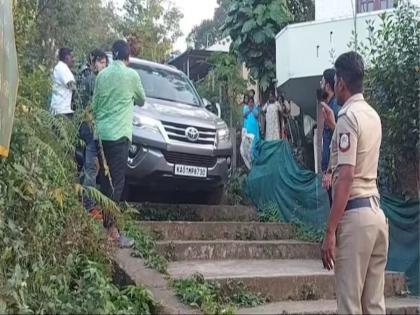 Youngster took help of Google map for short cut But the car got stuck directly on the stairs | 'शॉर्ट कट'साठी तरुणाने घेतली गुगल मॅपची मदत; पण कार थेट पायऱ्यांवर अडकली, पुढे काय घडलं?