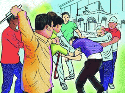 fighting in 2 groups outside the police station The broken glass of the outpost | पोलीस चौकीबाहेरच २ टोळक्यांमध्ये राडा; चौकीची फोडली काच