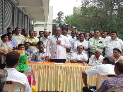 bjp mp gopal shetty agitates against sra officials gives flat possession to 156 families | एसआरए इमारतीमधील घरं न देणाऱ्या अधिकाऱ्यांविरोधात खासदार गोपाळ शेट्टींचं अनोखं आंदोलन