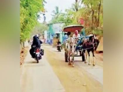 after the water shortage the citizens of gorai were suffering from bad condition of the roads | पाणीटंचाईनंतर गोराईकरांना आता खराब रस्त्याचा ताप; नागरी सुविधांची वानवा