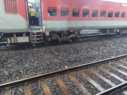 Break Liner of Gorakhpur Express on fire in Thakurli | ठाकुर्लीत गोरखपूर एक्स्प्रेसच्या ब्रेक लायनरला आग; प्रवाशांमध्ये धाकधूक