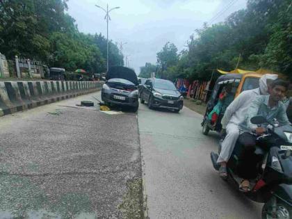 Be careful on Gorakshan Road, there are potholes ahead! Fatal potholes, car wheels dislodged | गोरक्षण रोडवर जरा सांभाळून, पुढे खड्डे आहेत! जीवघेणे खड्डे, कारचे चाक निखळले