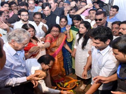 Shiv Sena and BJP on the occasion of Prabhakar Panshikar Natyagraha and Topiwala Mandai Bhumi Pujan in Goregaon | गोरेगावच्या प्रभाकर पणशीकर नाट्यगृह व टोपीवाला मंडई भूमिपूजन प्रसंगी श्रेयवादावरून शिवसेना-भाजपा आमनेसामने