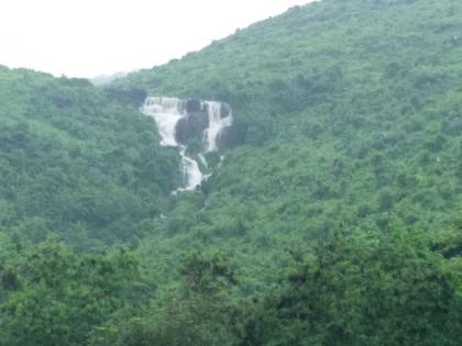 Tourist attraction leads to the discovery of nature's natural beauty in Goregaon | गोरेगावमधील निसर्गाचा आविष्कार असलेला शुभ्र खळखळून वाहणारा धबधबा ठरतो पर्यटकांचे आकर्षण