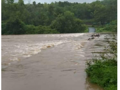 The Kirlos Dam on the Gadandi River is under water | गडनदीवरील किर्लोस बंधारा पाण्याखाली