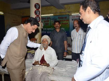 Akola's Guardian Minister visit to hospital | अकोल्याच्या  पालकमंत्र्यांनी केली ‘सर्वोपचार’ची पाहणी; रुग्णांच्या समस्या घेतल्या जाणून