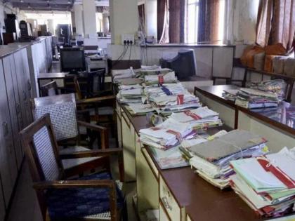 Offices are in Bhor city; but officials live in Pune, citizens are troubled as work is not being done on time | कार्यालये भोर शहरात; मात्र अधिकारी राहतात पुण्यात, वेळेवर कामे होत नसल्याने नागरिक त्रस्त Offices are in Bhor city; but officials live in Pune, citizens are troubled as work is not being done on time | कार्यालये भोर शहरात; मात्र अधिकारी राहतात पुण्यात, वेळेवर कामे होत नसल्याने नागरिक त्रस्त