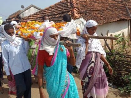 Last rituals for mother by the girls; in Chandrapur district | आईच्या पार्थिवाला मुलींनीच दिला खांदा; चंद्रपूर जिल्ह्यातील वस्तुपाठ