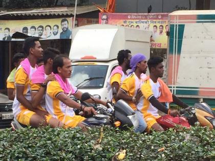 Mumbai Traffic police collected in 24 hours at Rs 1.13 crore on Dahi Handi Day due to traffic violations | दहीहंडीला २४ तासांत तब्बल १.१३ कोटी दंड वसूल; वाहतूक पोलिसांनी बेशिस्त गोविंदांना लावला चाप Mumbai Traffic police collected in 24 hours at Rs 1.13 crore on Dahi Handi Day due to traffic violations | दहीहंडीला २४ तासांत तब्बल १.१३ कोटी दंड वसूल; वाहतूक पोलिसांनी बेशिस्त गोविंदांना लावला चाप