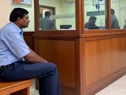 Leader's builder friend was kept outside the hall for 5 hours; Shankar Patole remained firm on the bribe amount, had demanded Rs 60 lakh for action | नेत्याच्या बिल्डर मित्राला ५ तास दालनाबाहेर बसवले; शंकर पाटोळे लाचेच्या रकमेवर ठाम राहिले, कारवाईसाठी मागितले होते ६० लाख रुपये