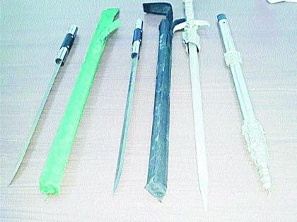 Two seizure seized with swords | तलवारीसह दोन गुप्ती जप्त