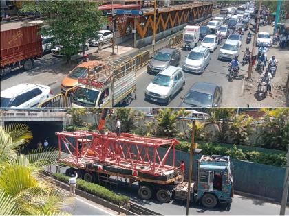 Containers locked in grade separator at Morwadi Chowk on Pune-Mumbai route, lined up on the highway | पुणे-मुंबई मार्गावर मोरवाडी चौकात ग्रेड सेपरेटरमध्ये कंटेनर बंद, महामार्गावर रांगा